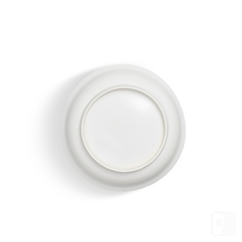 A white-glazed incised 'dragon' dish, Ming dynasty, 16th century | 明十六世紀 白釉暗刻雲龍紋盤 - 图2